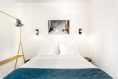 Un ou plusieurs lits dans un hébergement de l'établissement Habitat Parisien - 2BR-2BA - AC - Balcony - Opéra