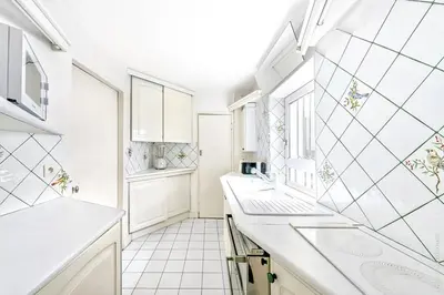 Cuisine ou kitchenette dans l'établissement Ile Saint Louis - Quai d'Orleans 2bdr by B'Your Home
