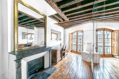 Cuisine ou kitchenette dans l'établissement Ile Saint Louis - Quai d'Orleans 2bdr by B'Your Home