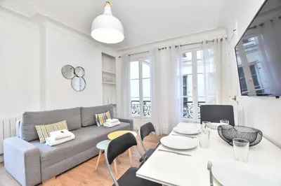 Coin salon dans l'établissement Cozy apartment 1BR 4P - Palais Royal