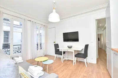 Télévision ou salle de divertissement dans l'établissement Cozy apartment 1BR 4P - Palais Royal