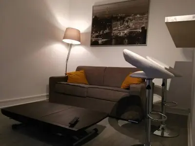 Coin salon dans l'établissement Comfortable & bright Parisian studio!