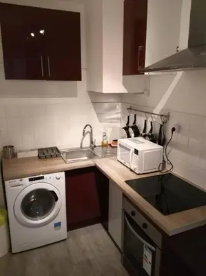 Cuisine ou kitchenette dans l'établissement Comfortable & bright Parisian studio!