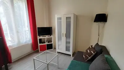 Télévision ou salle de divertissement dans l'établissement Comfortable & bright Parisian studio!