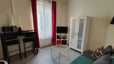 Télévision ou salle de divertissement dans l'établissement Comfortable & bright Parisian studio!