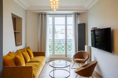 Télévision ou salle de divertissement dans l'établissement The Eiffel Tower Cosy Nest