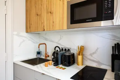 Cuisine ou kitchenette dans l'établissement The Eiffel Tower Cosy Nest