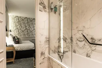 Salle de bains dans l'établissement Hôtel Jardin Le Bréa