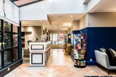 Coin salon dans l'établissement Hôtel Jardin Le Bréa