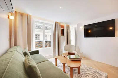Télévision ou salle de divertissement dans l'établissement Quartier Libre Madeleine