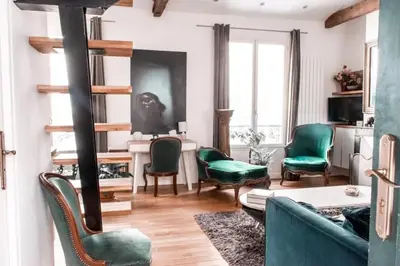 Coin salon dans l'établissement Appartement type loft - 40m² Marais