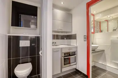 Salle de bains dans l'établissement Branded New and Comfy Studio - Heart of Paris 3