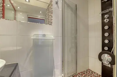 Salle de bains dans l'établissement Branded New and Comfy Studio - Heart of Paris 3