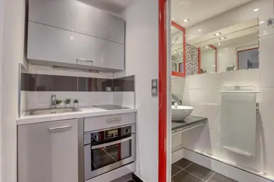 Salle de bains dans l'établissement Branded New and Comfy Studio - Heart of Paris 3
