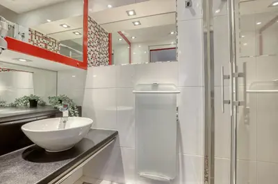 Salle de bains dans l'établissement Branded New and Comfy Studio - Heart of Paris 3