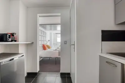 Cuisine ou kitchenette dans l'établissement Branded New and Comfy Studio - Heart of Paris 3