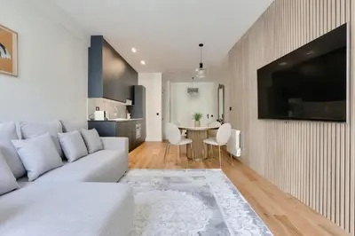 Télévision ou salle de divertissement dans l'établissement Beautiful 2BR in City Center of Paris