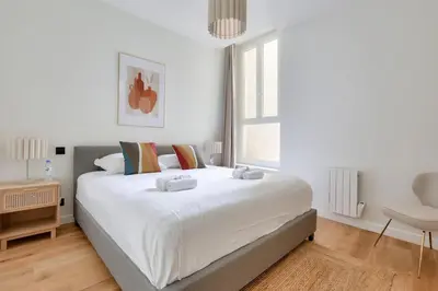 Un ou plusieurs lits dans un hébergement de l'établissement Beautiful 2BR in City Center of Paris