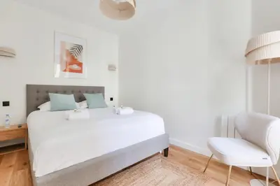 Un ou plusieurs lits dans un hébergement de l'établissement Beautiful 2BR in City Center of Paris