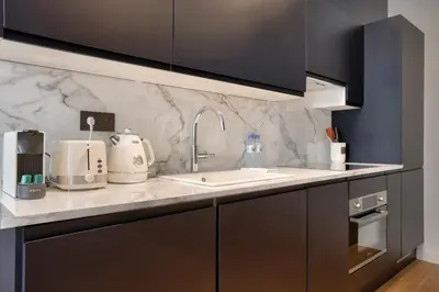 Cuisine ou kitchenette dans l'établissement Beautiful 2BR in City Center of Paris