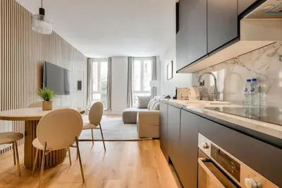 Cuisine ou kitchenette dans l'établissement Beautiful 2BR in City Center of Paris