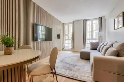 Télévision ou salle de divertissement dans l'établissement Beautiful 2BR in City Center of Paris