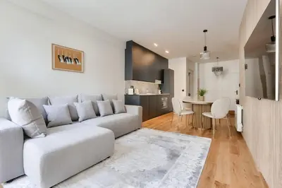 Coin salon dans l'établissement Beautiful 2BR in City Center of Paris