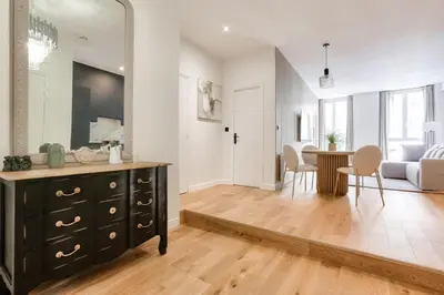 Coin salon dans l'établissement Beautiful 2BR in City Center of Paris