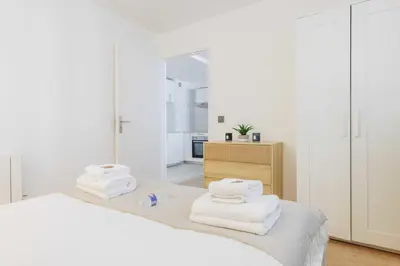 Un ou plusieurs lits dans un hébergement de l'établissement Serene apartment 6P 2BR - Puteaux La Défense