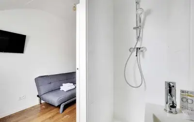 Télévision ou salle de divertissement dans l'établissement Amsterdam 12 - Charmant studio à Saint-Lazare