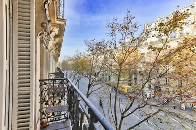 Balcon ou terrasse dans l'établissement Appartement 140m2 proche des Champs Elysées