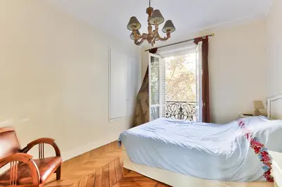 Un ou plusieurs lits dans un hébergement de l'établissement Appartement 140m2 proche des Champs Elysées