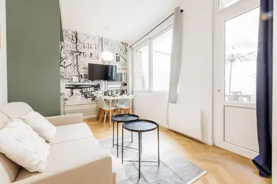 Télévision ou salle de divertissement dans l'établissement Appartement Moderne 1BR-4P - Guy Moquet