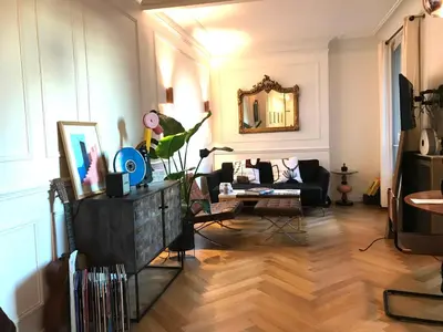 Télévision ou salle de divertissement dans l'établissement Montmartre Parisian Apartment - 51 m2