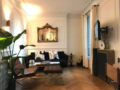Télévision ou salle de divertissement dans l'établissement Montmartre Parisian Apartment - 51 m2