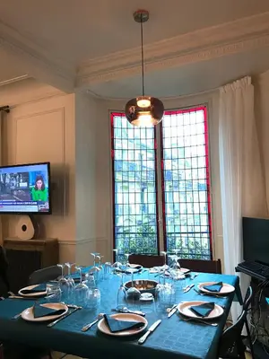 Télévision ou salle de divertissement dans l'établissement Montmartre Parisian Apartment - 51 m2