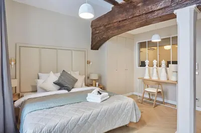 Un ou plusieurs lits dans un hébergement de l'établissement Apartment Center of Paris by Studio prestige