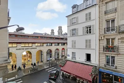 Vue générale sur Paris ou vue de la ville depuis l'appartement