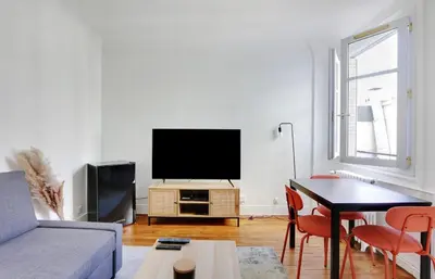 Télévision ou salle de divertissement dans l'établissement Appartement, cœur des Batignolles Montmartre