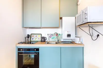 Cuisine ou kitchenette dans l'établissement GuestReady- Chatillon's Hidden Gems