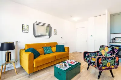 Coin salon dans l'établissement GuestReady- Chatillon's Hidden Gems