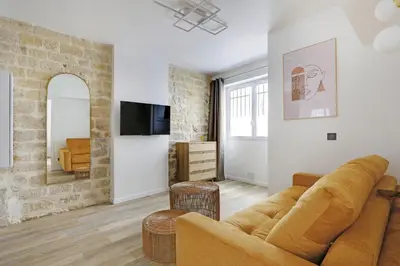 Télévision ou salle de divertissement dans l'établissement Pick A Flat's Apartment in Montorgueil - Rue Notre Dame de Recouvrance