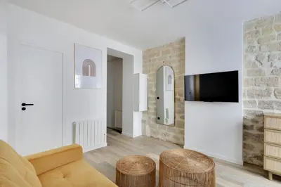 Télévision ou salle de divertissement dans l'établissement Pick A Flat's Apartment in Montorgueil - Rue Notre Dame de Recouvrance