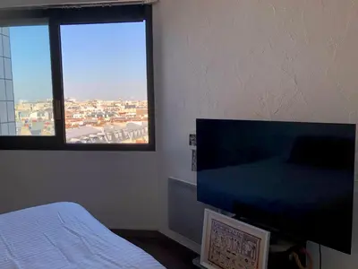 Télévision ou salle de divertissement dans l'établissement Nid de rêve, vue imprenable sur Paris et terrasse 10m2