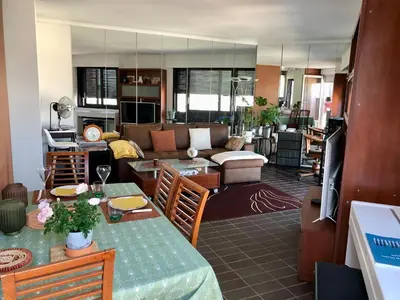 Coin salon dans l'établissement Nid de rêve, vue imprenable sur Paris et terrasse 10m2