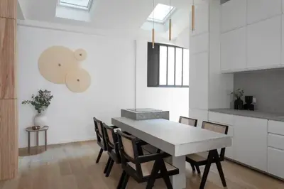 Cuisine ou kitchenette dans l'établissement Tour Eiffel - Champ de Mars Exquisite 3BD 3BTH
