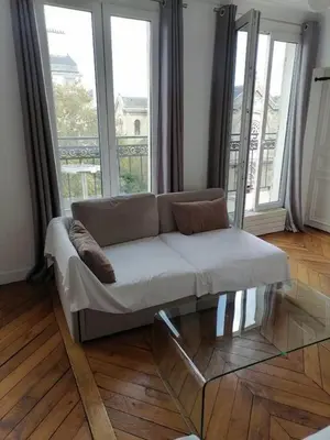 Coin salon dans l'établissement Bel appartement Montparnasse 70m2
