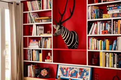 Bibliothèque dans la villa