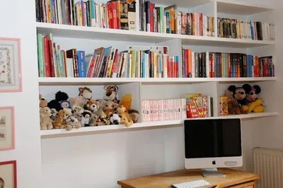 Bibliothèque dans la villa