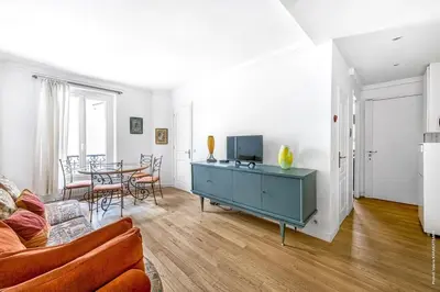 Télévision ou salle de divertissement dans l'établissement Montmartre - Lamarck - Caulaincourt 2bdr by B'Your Home